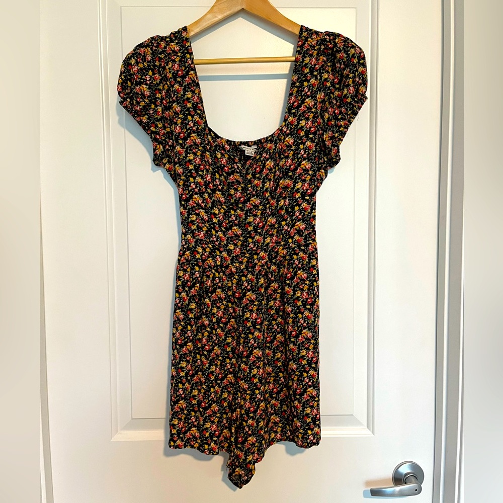 American Eagle Floral Romper Short Sleeves With Ruching Women’s Size Large